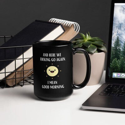 "Y aquí vamos otra vez, carajo. Quiero decir, buenos días". Taza blanca o negra brillante